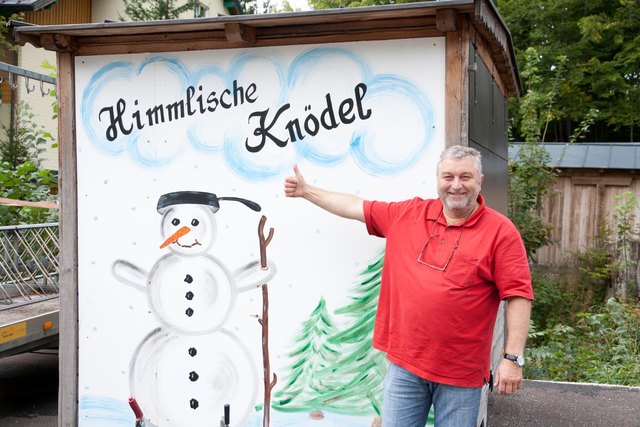Andreas Wipplinger aus St. Wolfgang mit seiner einzigartigen selbstentwickelten Idee - dem Knödelautomaten.