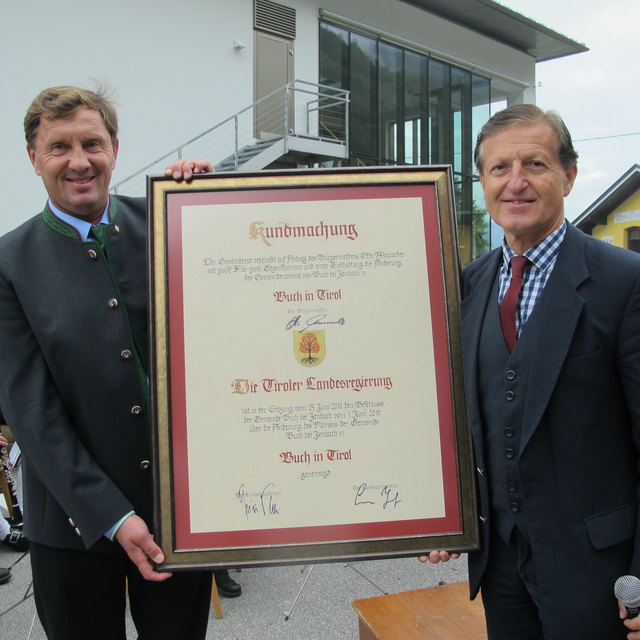 BH Dr. Karl Mark (rechts) übergibt im Auftrag der Tiroler Landesregierung die Namensurkunde “Buch in Tirol.” Foto: Lorenzetti