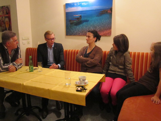 Herr Vlado Lucic (Kroatisch-Lehrer im Bezirk Vöcklabruck), Herr Armin Stumptner (Projektassistent im Migrationsservice der Wirtschaftskammer OÖ) und die Familie Budim (v.l.n.r.) im Gespräch über mögliche Bildungs-, und Karrierewege in Österreich
