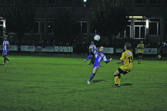 Christoph Kobald (hier gegen Philipp Kern) gelang ein Tausendguldenschuss zur 3:0-Führung.