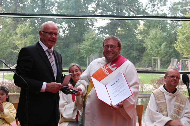 Bürgermeister Peter Koits überreichte Samy Schrittwieser die Humanitätsmedaille der Stadt Wels in Gold.