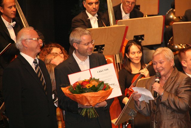 Helmut Schmidinger mit Peter Koits (l.) und Anna Eisenrauch bei der Medaillenübergabe.