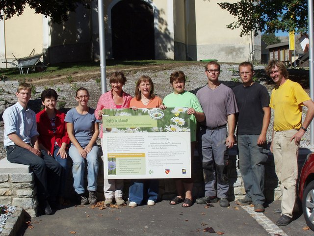 Sie waren an der Auspflanzung beteiligt:
Ing. Stefan Grimas (Gemeindeamt), Leopoldine Gretz, DI Sonja Schwingesbauer und Dr. Sabine Plenk (beide BOKU Wien), Maria Fichtinger, Stefan Geyer, Bernd Hofstätter, Andreas Kargl.