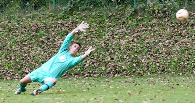 St. Georgen-Torhüter Reinhard Hartleb streckt sich vergeblich, Werner Gebhart Schuss landet zum 0:1 im Netz.