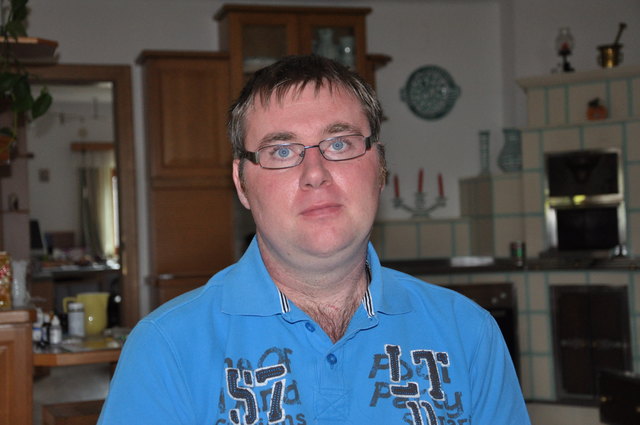 Der 30-jährige Manfred Eggerstorfer kann mit Hilfe eines Zivildieners, Familie und Verwandten den Hof weiter bewirtschaften.
