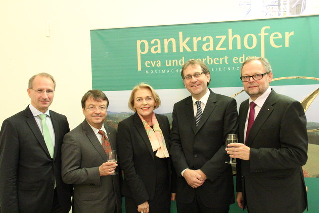 Hagelversicherung-Vorstandsvorsitzender Kurt Weinberger, Weinmarketing- Chef Willi Klinger, Anna Maria Hochhauser, Generalsekretärin der WKO, MQ-Chef Strasser und Josef Stockinger, Generaldirektor der OÖ. Versicherung.
