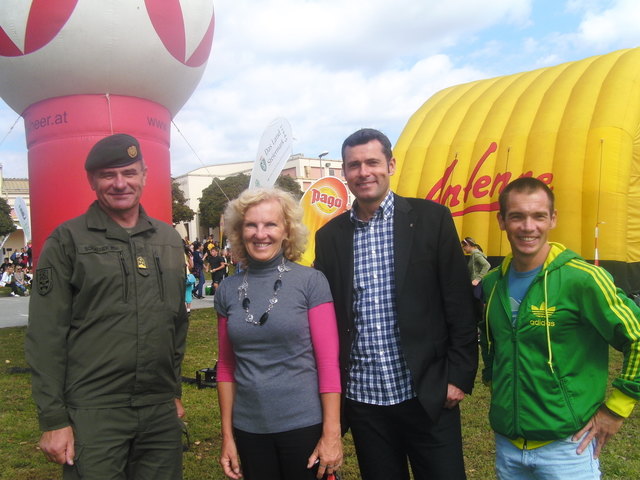 Oberst Gerhard Schweiger, Fachinspektorin Christa Horn, Referatsleiter Günter Abraham und „Schule und Sport“-Manager Wolfgang Fischer (v. l.) freuten sich über einen perfekten Schulsporttag