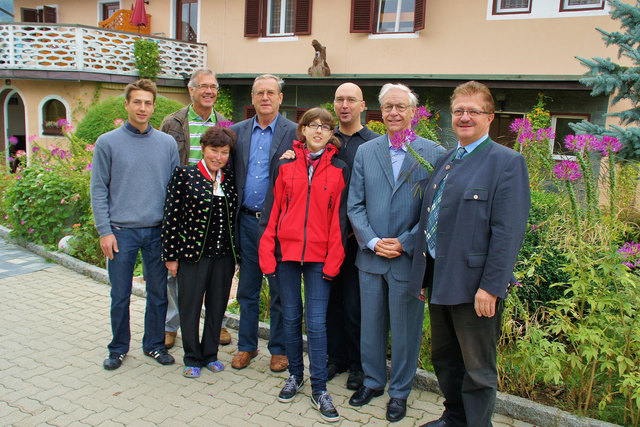 Der Jubilar Peter Jilke (Zweiter v. re.) mit Bürgermeister Thomas Krainz (rechts), Sohn Hannes (3. v. re.), Enkelin und Familie Tschom