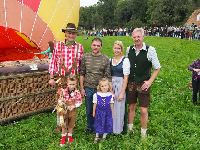 Hannes Schweinzer, der glückliche Gewinner der Ballonrundfahrt, startete in Anwesenheit vieler Schaulustiger in die Lüfte.