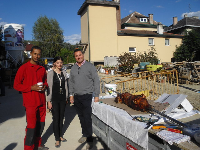 Bürgermeister Michael Cech gratuliert Daniela und Zeljko Petrovic zur Dachgleiche