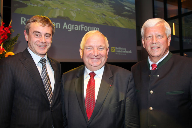 Heinrich Schaller, Generaldirektor der Raiffeisenlandesbank OÖ, Joseph Daul, Vorsitzender der Fraktion der Europäischen Volkspartei im Europäischen Parlament, Jakob Auer, Bauernbund-Präsident und Präsident des Aufsichtsrates der Raiffeisenlandesbank OÖ (v.l).