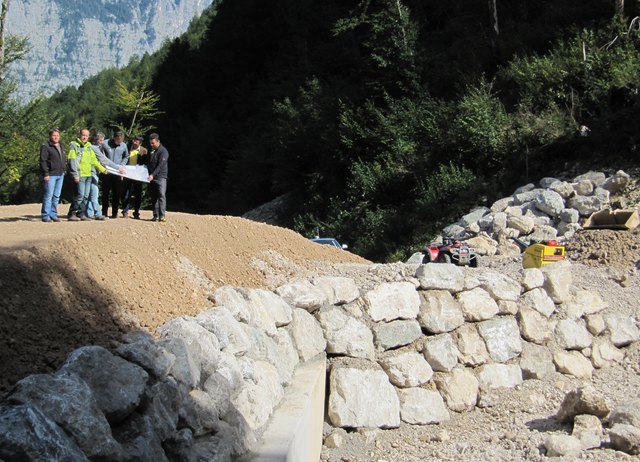 Begehung der Lawinenschutzmaßnahme „Gösselgraben“ an der Gemeindegrenze von Hallstatt und Obertraun (v.l.n.r.): Alfred Schilcher/Straßenmeister Bad Ischl, WLV-Projektant Dipl.-Ing. Christian Pürstinger, Dipl.-Ing. Michael Schiffer/Gebietsbauleiter Wildbach- und Lawinenverbauung Bad Ischl, Gerhard Scherer/Bauführer WLV Bad Ischl, Gemeindevorstand Wilhelm Heininger/Hallstatt und Bürgermeister Mag. Egon Höll/Obertraun | Foto: Perstl