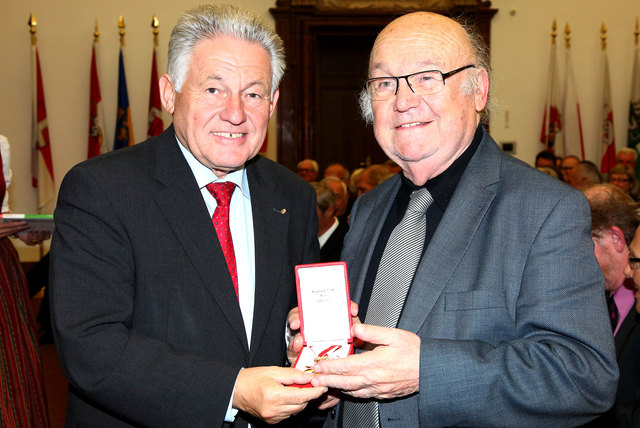 Landeshauptmann Josef Pühringer ehrt Balduin Sulzer mit dem goldenen Ehrenzeiche | Foto: Land OÖ/Kraml