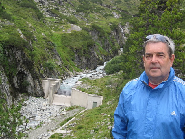 LA Gottfried Kapferer vor der Ableitung des Alpeinerbaches.