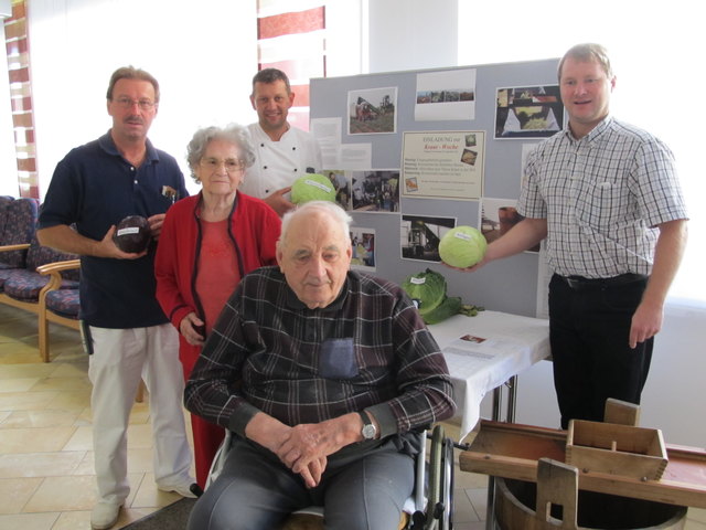 Heimleiter Peter Pröll (r.) mit Pflegedienstleiter Wolfgang Schneider und Küchenleiter Werner Hurnaus und BewohnerInnen anläßlich der Krautwoche im Altenheim Aigen-Schlägl.