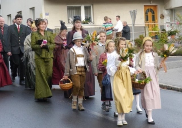 Goldhaubenmädchen und Trachtenburschen beim Erntedankeinzug in Traberg