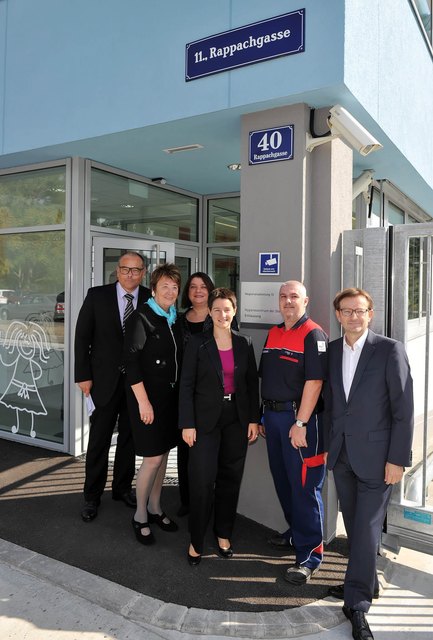 V. l. n. r.: Wolfgang Müller, stellvertretender Magistratsdirektor, Bezirksvorsteherin Renate Angerer, Landessanitätsdirektorin Karin Spacek, Gesundheitsstadträtin Sonja Wehsely, Andreas Flaschner, Leiter des Hygienezentrums und Gerhard Hirczi, Geschäftsführer der Wirtschaftsagentur Wien bei der Eröffnung des Hygienezentrums.