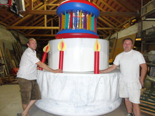 Oskar Hager und Alfred Straninger beim Verzieren der Torte