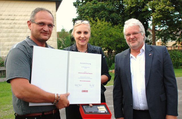 Johannes Plakolm (l.) mit Obfrau Angelika Winzig und Bezirksstellenleiter Wolfgang Hochreiter, beide WKO Vöcklabruck.