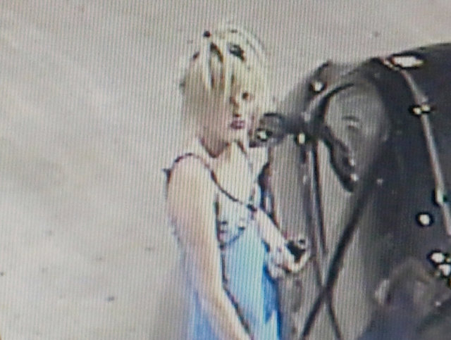 Diese Frau stiehlt Kennzeichen anderer Autos, um gratis zu tanken.