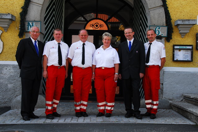 Bezirksgeschäftsleiter Leo Pochlatko, OSL Stellvertreter Fritz Gassner, Ortsstellenleiter Josef Steindl, OSL Stellvertreterin Angela Offenthaler, Bezirkshauptmann Werner Kreisl, Georg Gebetsberger (v. li.) | Foto: Rotes Kreuz