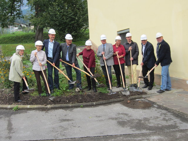 Beim Spatenstich für die finanziell umfangreiche Bauphase 3 (v.l.n.r.): Sr. Maria Maxwald (Provinzialin), Sr. Veronika Kreuzberger (Hausökonomin), Bernhard Derfeser ( Vizebürgermeister von Baumkirchen), Hermann Gahr (Abgeordneter zum Nationalrat), Sr. Regina Maxwald (Provinzökonomin), DI Arch. Hans Waldhart (Leiter des Projektes),  Sr. Johanna Götsch (Oberin des Hauses), DI Bernhard Mair (Architekturbüro Waldhart), Ing. Manfred Sodja (Bauleiter der Firma Goidinger) und DI Arch. Michael Gostner (örtliche Bau | Foto: Stocker