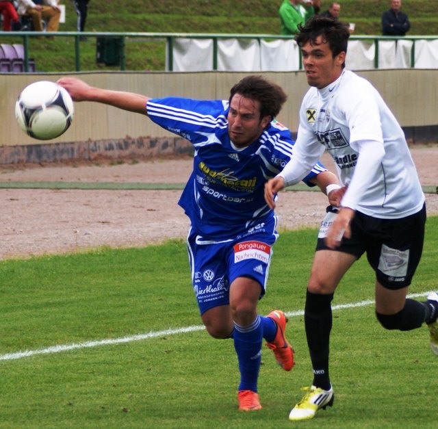 St. Johanns Armin Gruber (l.) verliert dieses Laufduell und der TSV den Anschluss an das Tabellen-Mittelfeld.