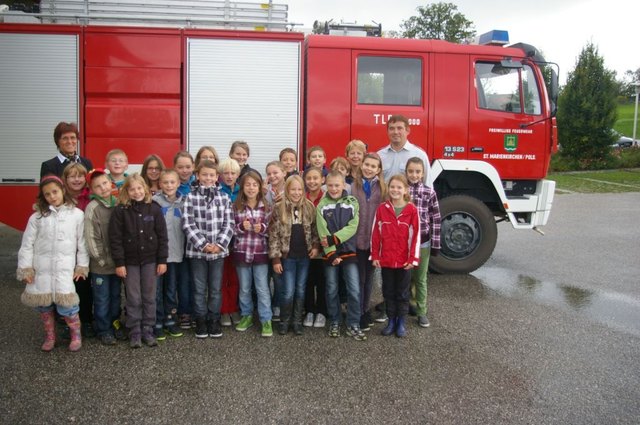 Kommandant Wolfgang Übleis mit den beiden 4. Klassen der VS Samarein sowie den Lehrerinnen Eva Waltenberger und Herta Ortner. | Foto: FF Samarein