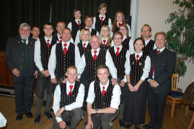 Die Vorstandsmitglieder mit Ehrenkapellmeister Josef Tretter in der Mitte (ganz links Bürgermeister Franz Gegenleitner und ganz rechts Bezirkskapellmeister Murauer Max)