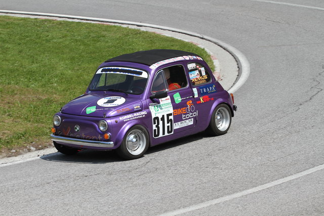 Christian Holzer liegt mit seinem Steyr Puch 650 TR Bj. 1963 an der Spitze