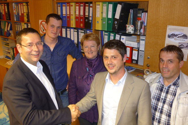 Bezirksparteiobmann Hermann Brückl (l.) gratuliert dem neuen RFJ-Landesobmannstellvertreter Daniel Unterholzer.