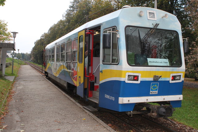Triebwagen der Citybahn an der Station Vogelsang vor der Höheren Technischen Lehranstalt.