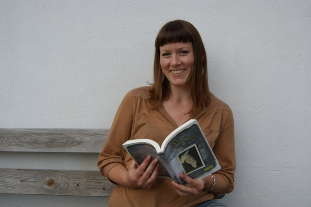 Susanne Klaffenböck-Pointecker mit ihrem Erstlingswerk: "Die Bürde der Schatten".