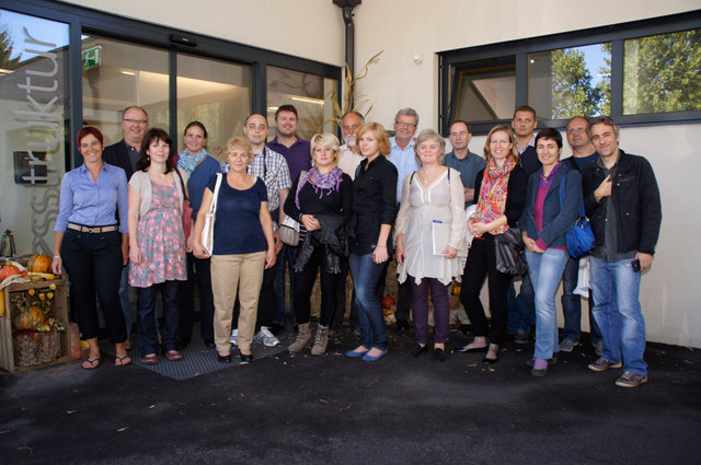 Die Projektgruppe, angereist aus acht Nationen, mit Hermine Schöllauf und Hansjörg Matzer (l.).