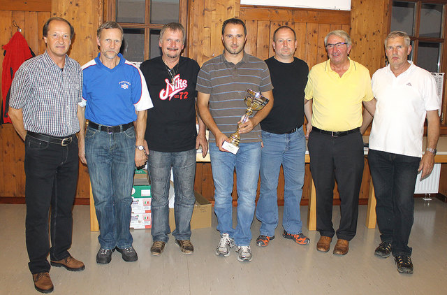 Die Siegermannschaft aus Koglhof mit Retteneggs Bürgermeister Karl Ziegerhofer (li.) und Organisator Josef Lueger (2. v. r.).