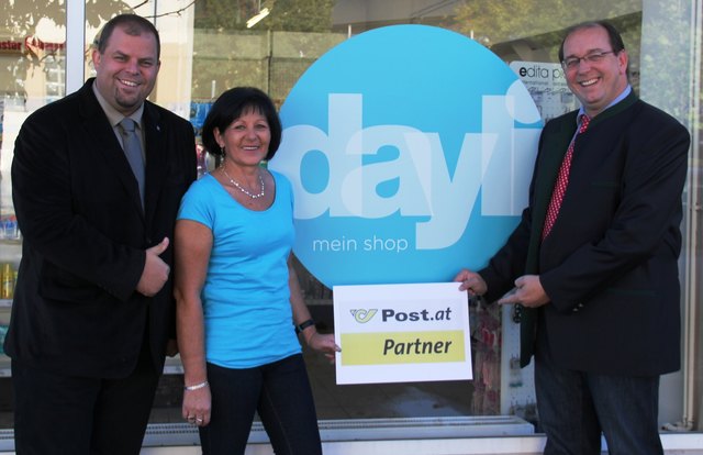 Freude über den PostPartner: GR Alexander Smuk, Filialleiterin Gabrielle Lechner und GfGR Richard Buchberger.