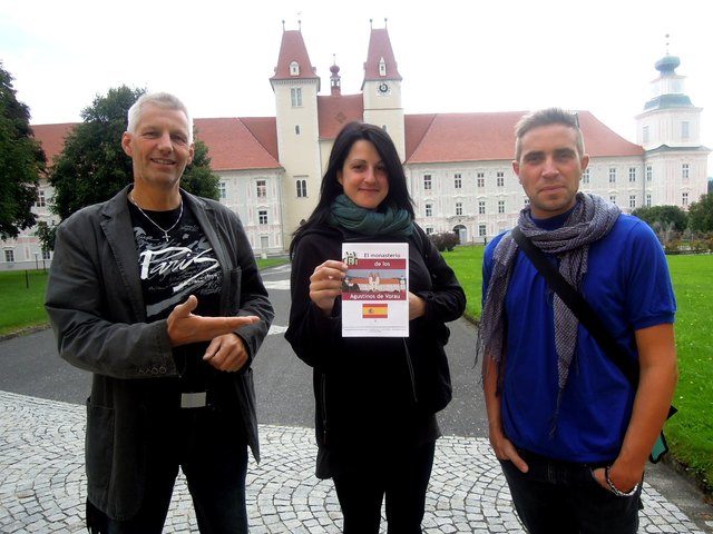 Manfred Glößl (l.) präsentierte mit Sandra Hernandez und Christoph Bergmann den Stiftsführer auf Spanisch