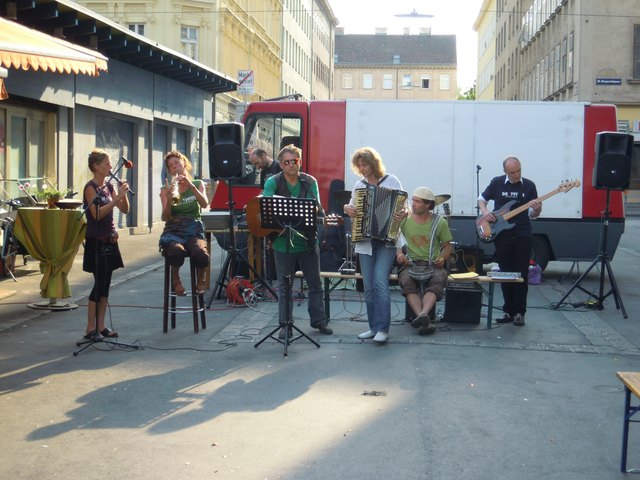 De Yppies in kleinerer Besetzung bei einem Fest in der Nordzeile des Yppenmarkts.
