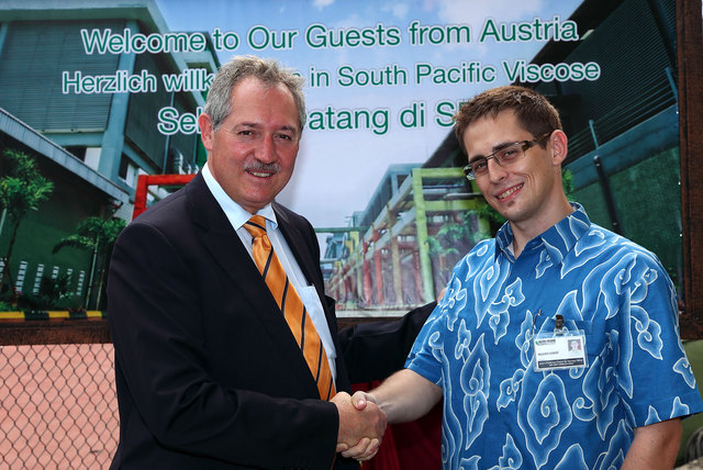 Wirtschafts-Landesrat Viktor Sigl mit Gernot Johann Salcher. Die beiden hatten einander schon vor knapp zehn Jahren einmal die Hand für ein Foto geschüttelt. Damals besuchte Sigl als Kammerpräsident die Grundwehrdiener im Burgenland und traf dabei in Nickelsdorf genau auf Salcher. Zehn Jahre später gab es das Wiedersehen im fernen Indonesien, bei dem Salcher den Landesrat mit einem "Wir kennen uns" begrüßte.