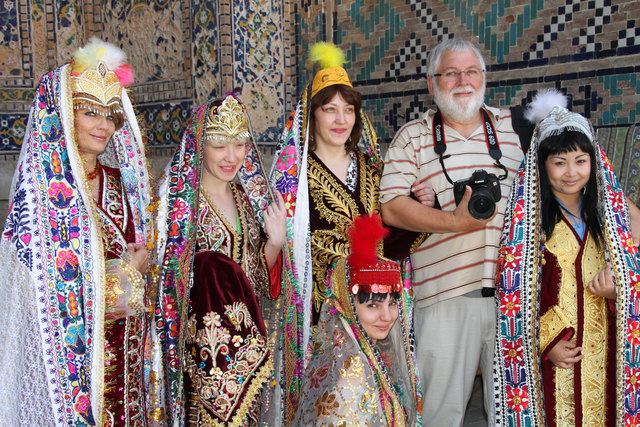 Ernst Martinek mit hübschen Damen in Samarkand in Usbekistan