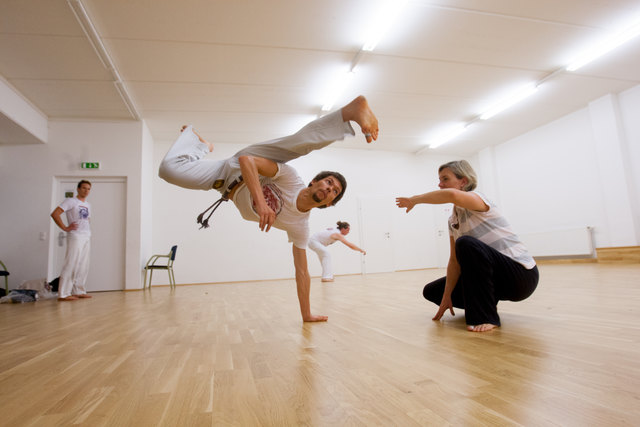 Akrobatische Elemente machen aus Capoeira bewegte Kunst.