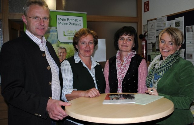 Bezirksobmann Ferdinand Tiefnig, Bezirksbäuerin Barbara Probst, Maria Graf und Christine Seidl.