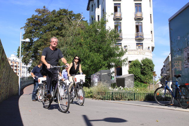 Sportlich unterwegs: Bezirksvorsteher Wimmer testete das Margaretener Radwegenetz.