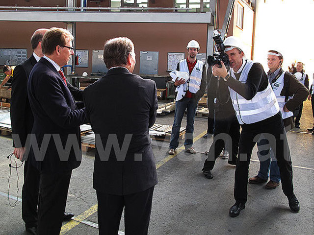 Landesrat Christian Buchmann (2.v.l) und Hausherr Karl Grabner (MItte)