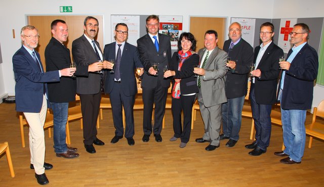Die Ehrengäste stoßen auf das gelungen Projekt an: Pfarrer Klaus Dopler, Rudolf Brandstetter , Ferdinand Kaineder, Bezirkshauptmann Paul Gruber, RK-Landesgeschäftsleiter-Stv.Thomas Märzinger, Gisela Gabauer, Herbert Fürst, Josef Moser, RK- Bezirksgeschäftsleiter Gerald Roth, Ortsstellenleiter Hans-Peter Schlachter.