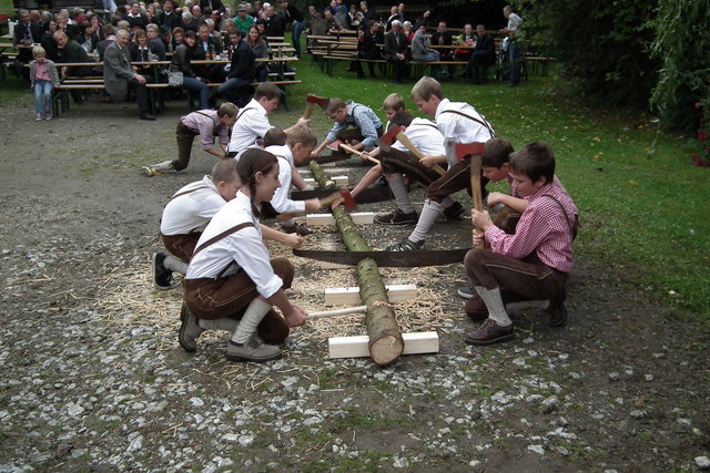 Die jungen Vorauer Schuhplattler beim "Holzhacker Plattler"