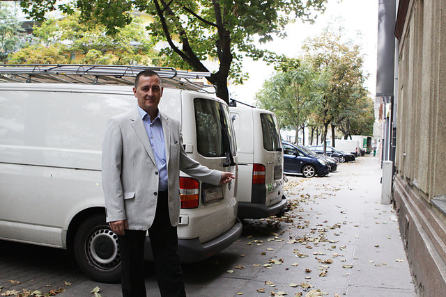 Bezirksvorsteher Hannes Derfler (SP) vor zwei der zahlreichen "Gehsteig-Parker".