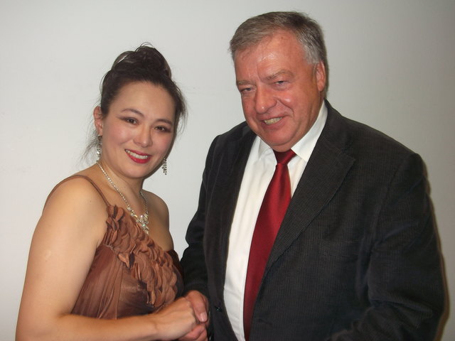 Begrüßung und Gratulation von BezR Michael Glanz an Frau Juko Mitani bei der Seniorenjause am 3.10.2012, die auch am gleichen Tag Geburtstag hatte.