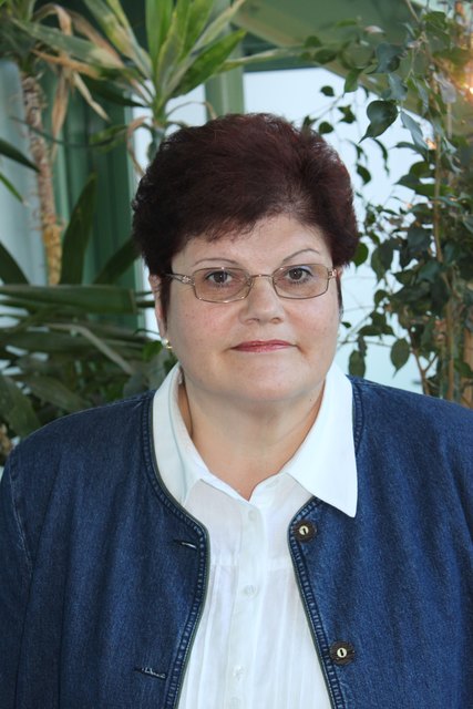AMS-Gänserndorf-Chefin Waltraud Hackendorf präsentiert die aktuellen Jobdaten.