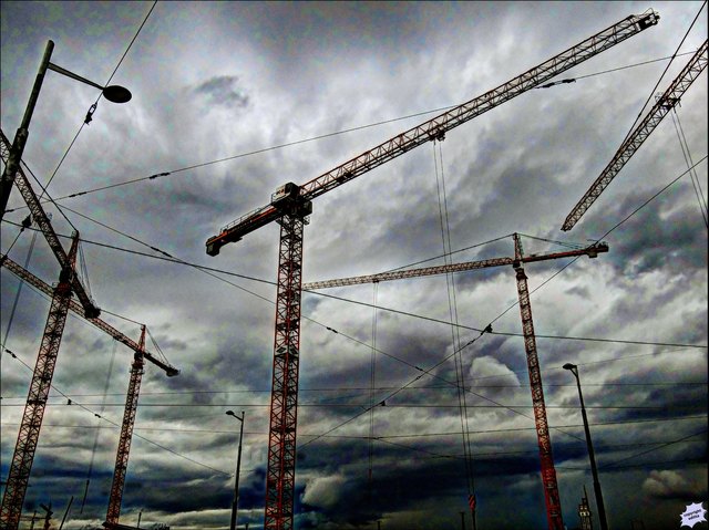 Die Kräne des Haupbahnhofes trotzen dem herannahenden Unwetter